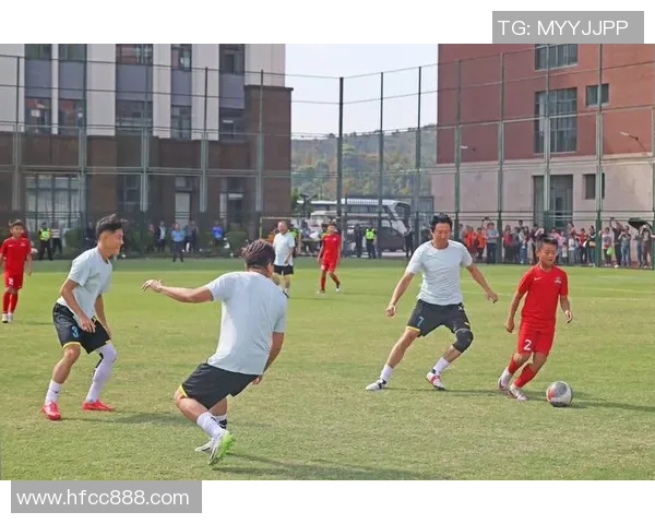 香港足球明星开设足球学校 吸引年轻学员培养未来球星