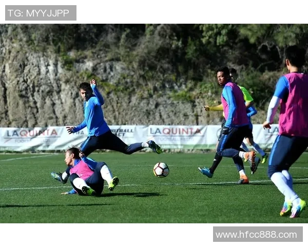 揭秘足球球星背后的按摩师他们的职业与隐秘故事